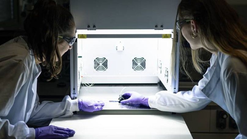 Lorette Fernandez and Helen Hölzel testing a hybrid MOST-PV device at UPC. 