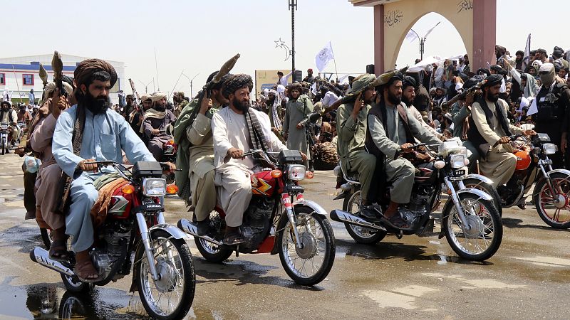 رفض المبعوث الأفغاني الوقوف أثناء عزف النشيد الإيراني بسبب الموسيقى يثير غضب طهران 