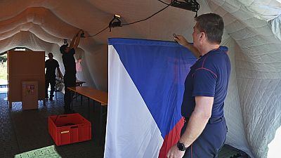 Os bombeiros montaram uma mesa de voto improvisada para uma votação de dois dias para um terço dos lugares na Câmara Alta do Parlamento,