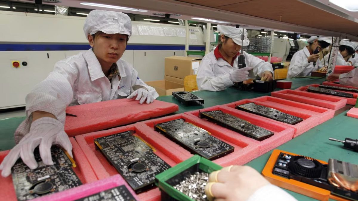 2010'da Çin'in güneyindeki Shenzhen şehrinde iPhone'ların yapıldığı Foxconn kompleksindeki üretim hattında parçaları birleştiriyor / 26 Mayıs 2010