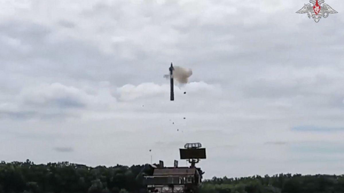 Ein russisches Flugabwehrraketensystem vom Typ Tor-M2 feuert eine Rakete im russisch-ukrainischen Grenzgebiet in der Region Kursk, Russland ab.