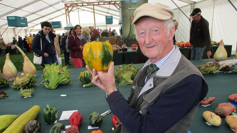 Peter com o pimentão mais pesado, que bateu o recorde mundial, na exposição de outono de Malvern, em 2023