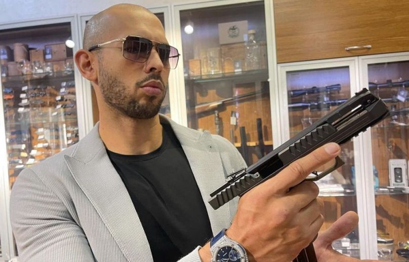Andrew Tate egyik jellegzetes fotója