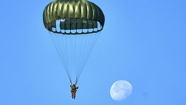 Des parachutistes sautent au-dessus de Ginkel Heath, aux Pays-Bas, le 21 septembre 2024, pour marquer le 80e anniversaire d'une mission audacieuse, mais infructueuse, de la Seconde Guerre mondiale, dont le nom de code était Market Garden.