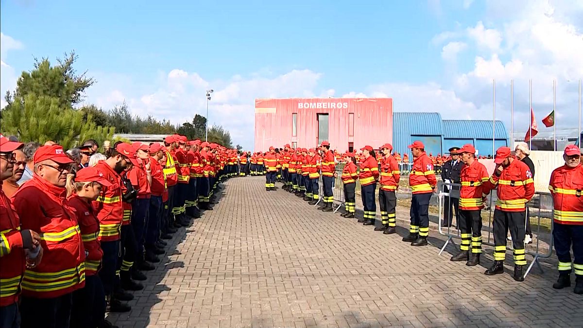 Bombeiros portugueses despedem-se dos três companheiros que morreram no incêndio em Tábua.