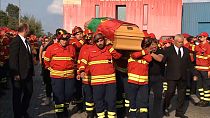 Les pompiers portugais ont rendu un dernier hommage à leurs collègues tués lors d'une intervention.