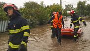 Bomberos en Rumanía trabajando en medio de las inundaciones