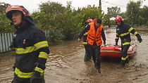 Rettungskräfte ziehen ein Boot durch eine überflutete Straße in Pechea, 14. September 2024.