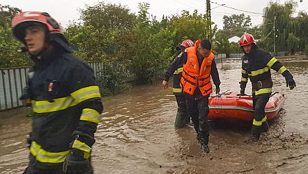 Bomberos en Rumanía trabajando en medio de las inundaciones