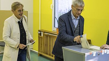 Hans-Christoph Berndt, candidato dell'AfD alle elezioni statali del Brandeburgo, e sua moglie votano per le elezioni statali domenica 22 settembre 2024 a Potsdam,