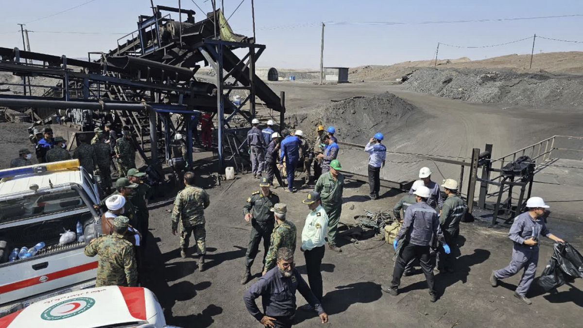 Minatori e agenti di polizia nella miniera di carbone dove una fuga di metano ha provocato un'esplosione sabato a Tabas, a circa 540 chilometri a sud-est di Teheran, in Iran.