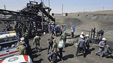 Mineurs et policiers dans une mine de charbon où une fuite de méthane a provoqué une explosion samedi, à Tabas, à quelque 540 kilomètres au sud-est de Téhéran, en Iran.