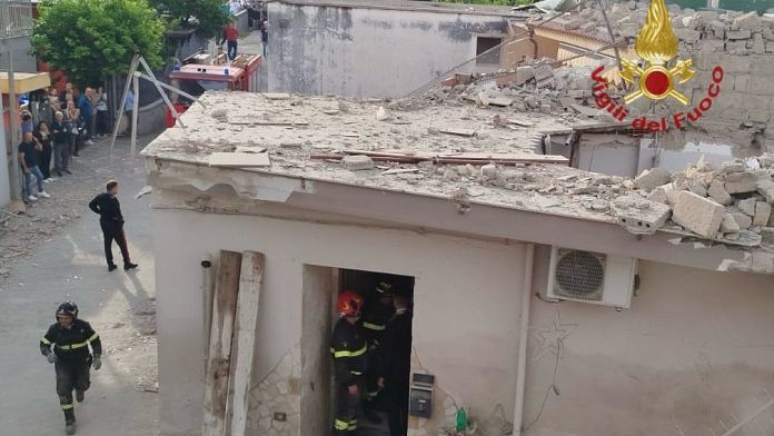 Crolla una palazzina nel Napoletano: morti due bambini, grave il padre
