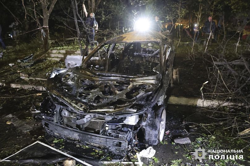 Ein zerstörtes Auto nach einem russischen Angriff auf ein Wohnhaus in Charkiw, Ukraine, am frühen Sonntag, 22. September 2024.