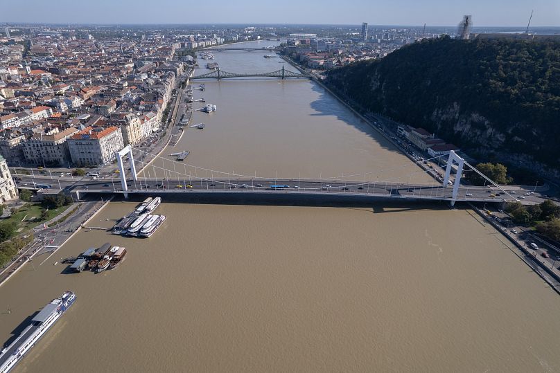 A drónnal készült felvételen a tetőző Duna Budapesten az Erzsébet hídnál 2024. szeptember 21-én.