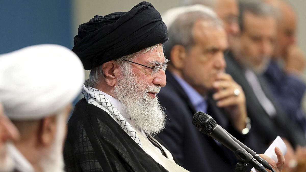غروسي من طهران: المواقع النووية يجب أن تكون محمية والرئيس الإيراني يؤكد "لن نسعى لامتلاك سلاح نووي"