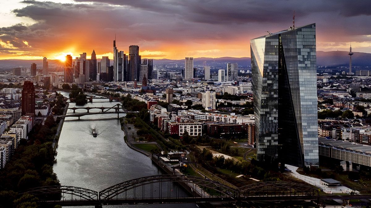 Die Sonne geht über dem Bankenviertel in Frankfurt unter, wo sich auch die Europäische Zentralbank befindet.