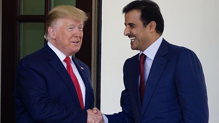 ABD Başkanı Donald Trump, 9 Temmuz 2019 Salı günü Washington'daki Beyaz Saray'a varışında Katar Emiri Şeyh Temim bin Hamad Al Sani'yi karşılarken görüntüleniyor. (Arşiv)