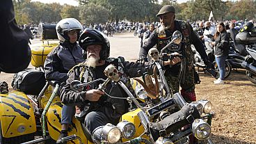 Les motocyclistes arrivent sur les parkings autour du sanctuaire catholique de Fátima au Portugal