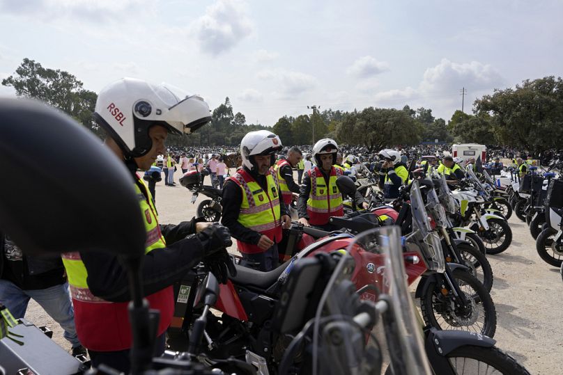 Um grupo de motociclistas dos bombeiros de Lisboa sobe para as suas motos para partir depois de participar na IX Peregrinação da Bênção dos Capacetes, 22 de setembro de 2024