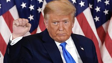 ABD Başkanı Donald Trump, 4 Kasım 2020 Çarşamba günü Beyaz Saray'daki konuşmasının ardından yumruğunu havaya kaldırırken görüntüleniyor (Arşiv)