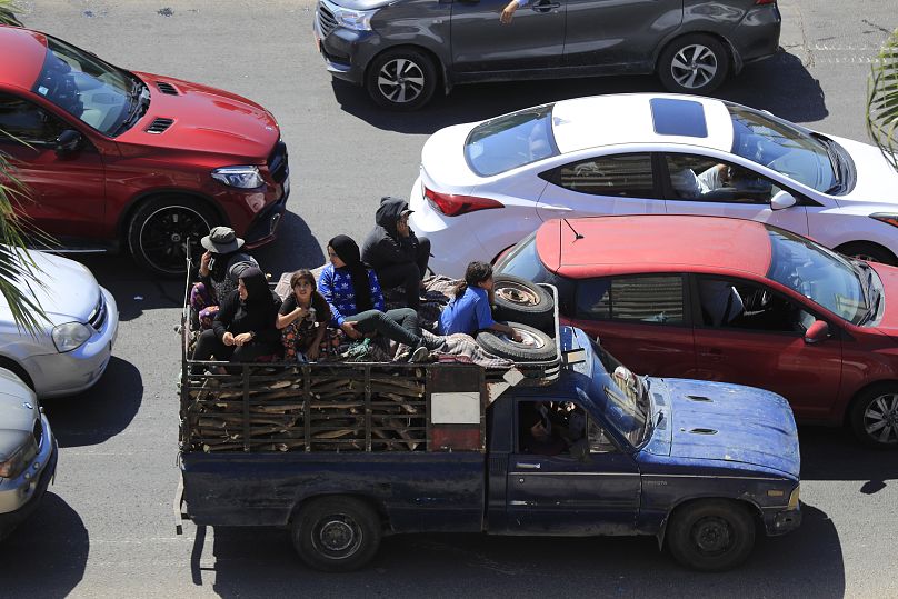 Os carros parados no trânsito enquanto as pessoas fogem das aldeias do sul, no meio dos contínuos ataques aéreos israelitas, em Sidon, Líbano. 