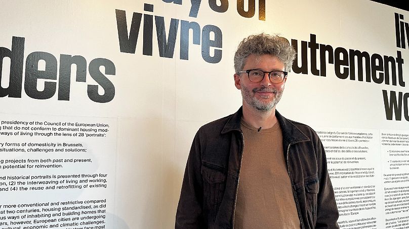 O designer urbano Antoine Crahay durante a exposição “Vivre Autrement”