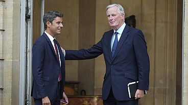 O novo primeiro-ministro francês, Michel Barnier, e o primeiro-ministro cessante, Gabriel Attal, chegam para a cerimónia de transmissão de poderes. 5 de setembro de 2024.