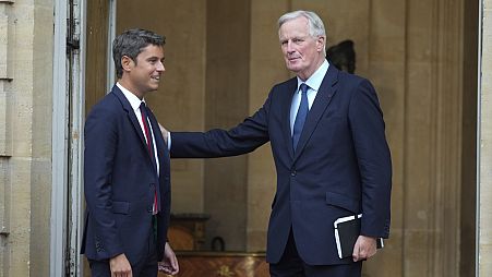 O novo primeiro-ministro francês, Michel Barnier, e o primeiro-ministro cessante, Gabriel Attal, chegam para a cerimónia de transmissão de poderes. 5 de setembro de 2024.