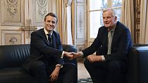 Emmanuel Macron com o novo primeiro-ministro, Michel Barnier, em 2020