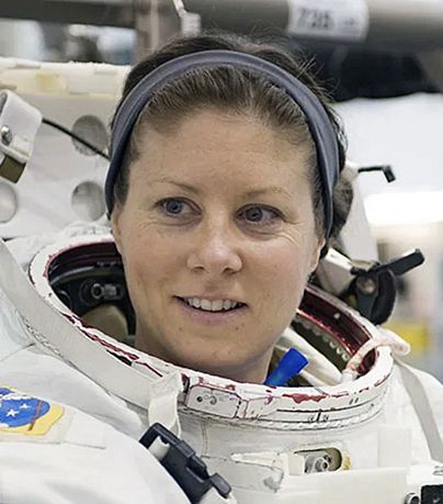 Tracy Dyson s'entraîne aux sorties dans l'espace au Centre spatial Johnson à Houston, USA