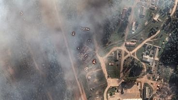 Gesamtansicht der Folgen einer großen Explosionsserie in einem Munitionsdepot in Toropets, Russland, Mittwoch, 18. September 2024.