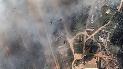 Gesamtansicht der Folgen einer großen Explosionsserie in einem Munitionsdepot in Toropets, Russland, Mittwoch, 18. September 2024.