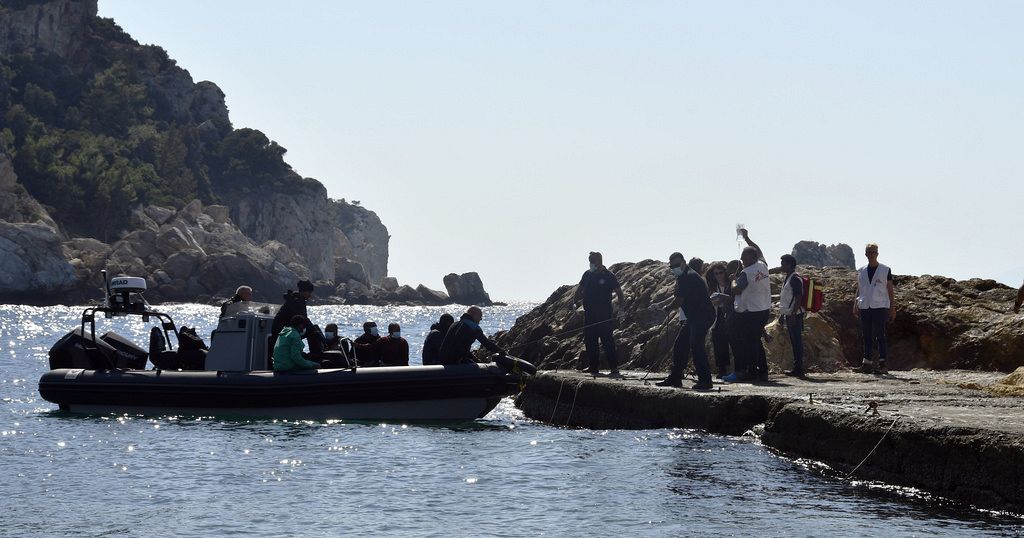 One dead, two missing as boat with 100 migrants sinks near Greece