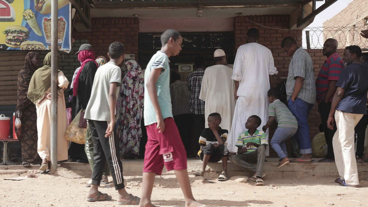 ملف - أشخاص يصطفون أمام مخبز خلال وقف إطلاق النار في الخرطوم، السودان، 27 مايو/أيار 2023. (أسوشيتد برس/مروان علي، ملف)