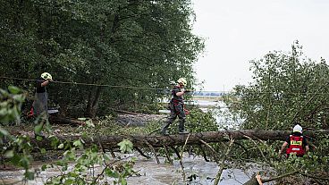 Feuerwehrleute arbeiten am Donnerstag, 19. September 2024, in der Nähe von Stronie Slaskie im Südwesten Polens an einer überfluteten Stelle.