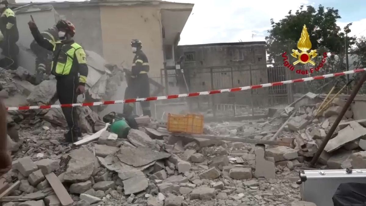 Bergungsarbeiten nach Gebäudeeinsturz in Neapel.