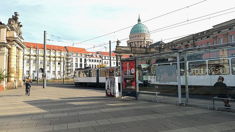 Tramvay durağında SPD seçim posteri bulunan Potsdam parlamentosu