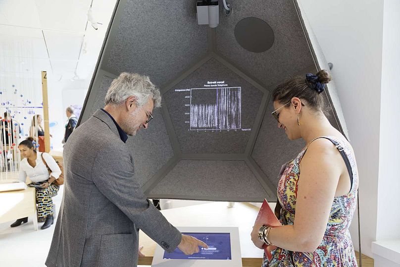 The exhibitions present mathematical concepts in an interactive way, like this simulator of sound waves.