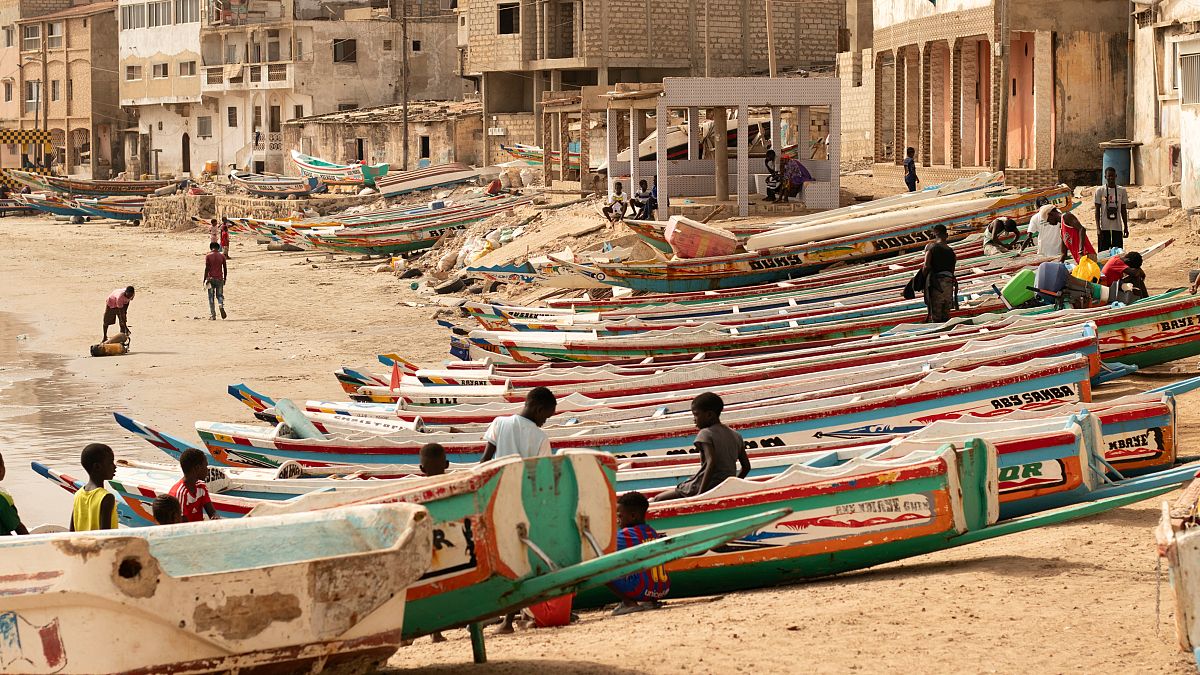 أطفال يلعبون على قوارب صيد تُعرف باسم "الزوارق" في داكار