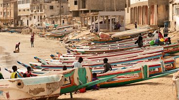 أطفال يلعبون على قوارب صيد تُعرف باسم "الزوارق" في داكار