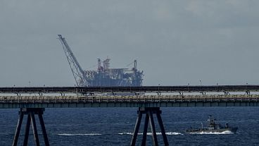 Una plataforma petrolífera en el yacimiento de gas Leviatán en alta mar de Israel se ve mientras un buque de la marina israelí patrulla el Mar Mediterráneo, Israel.