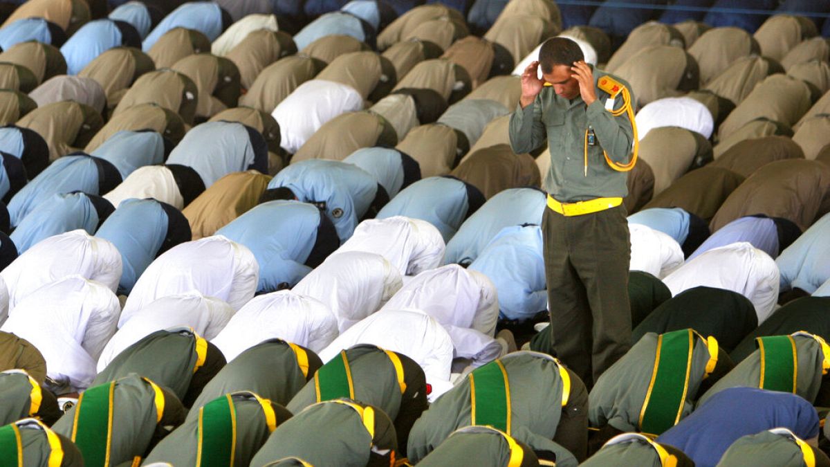 Irán is pánikba esett a Hezbollah-vezetőket ért támadás miatt, betiltották a csipogókat a Gárdában