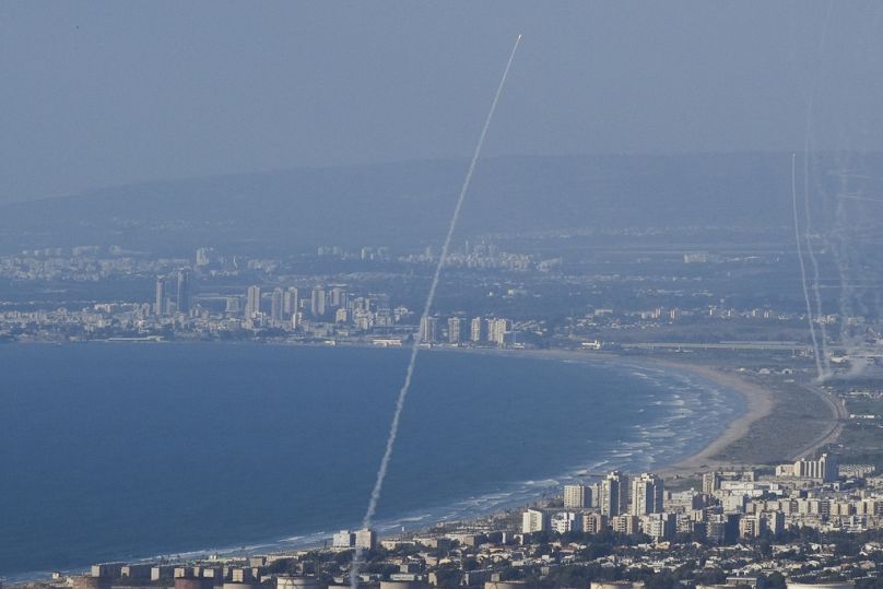 نظام الدفاع الجوي الإسرائيلي ”القبة الحديدية“ يطلق النار لاعتراض صواريخ قادمة من لبنان، شمال إسرائيل، الاثنين، 23 سبتمبر/أيلول 2024. 