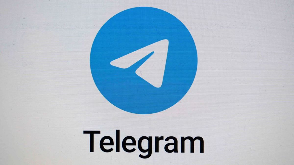 ARQUIVO - O logótipo da aplicação de mensagens Telegram é visto no ecrã de um computador portátil em Munique, Alemanha, a 17 de outubro de 2022.