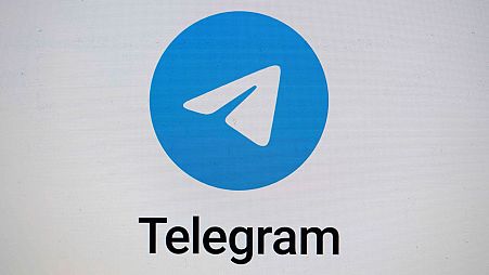 FILE - Il logo dell'app di messaggistica Telegram è visibile sullo schermo di un notebook a Monaco, Germania, 17 ottobre 2022.