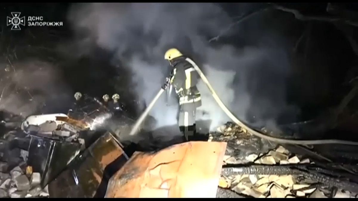 Labores de extinción tras el ataque ruso en Zaporiyia, en la madrugada de este martes 24 de septiembre