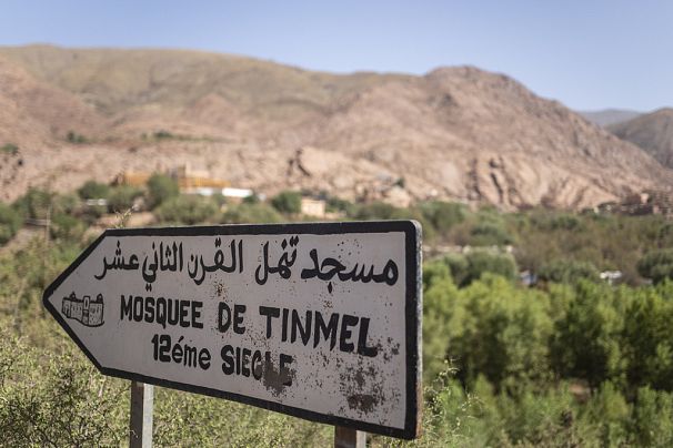 Un panneau sur une route menant à la Grande Mosquée de Tinmel, le 5 septembre 2024