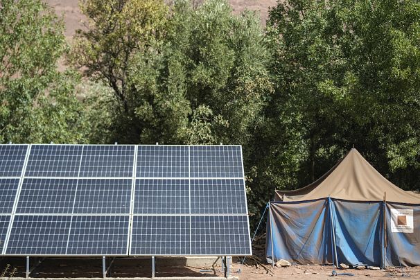 Une tente pour les personnes déplacées par le tremblement de terre de 2023 se trouve à côté de panneaux solaires, dans le village de Tinmel, au Maroc, le 5 septembre 2024