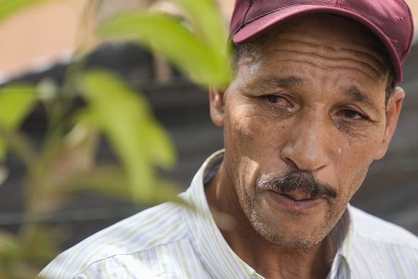 Mohamed Hartatouch, un ouvrier du bâtiment de 52 ans, pleure son fils Abdelkarim, décédé lors du tremblement de terre de 2023